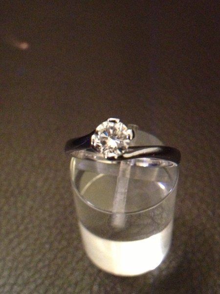 solitaire diamant 0,59 ct  or blanc 18 carats, or 750